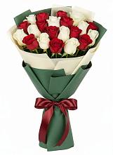 Букет Микс из красных и белых роз в Бежецке