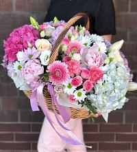Композиция солнечный день в Бежецке Цветочная композиция из Розы, Хризантемы, Пионы и Лизиантусы в корзине в Бежецке