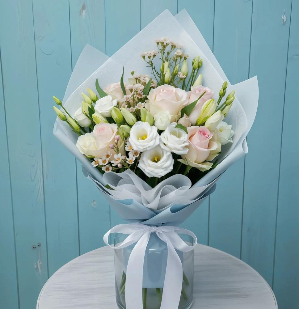 Букет цветов из: Розы и Лизиантусы в Бежецке