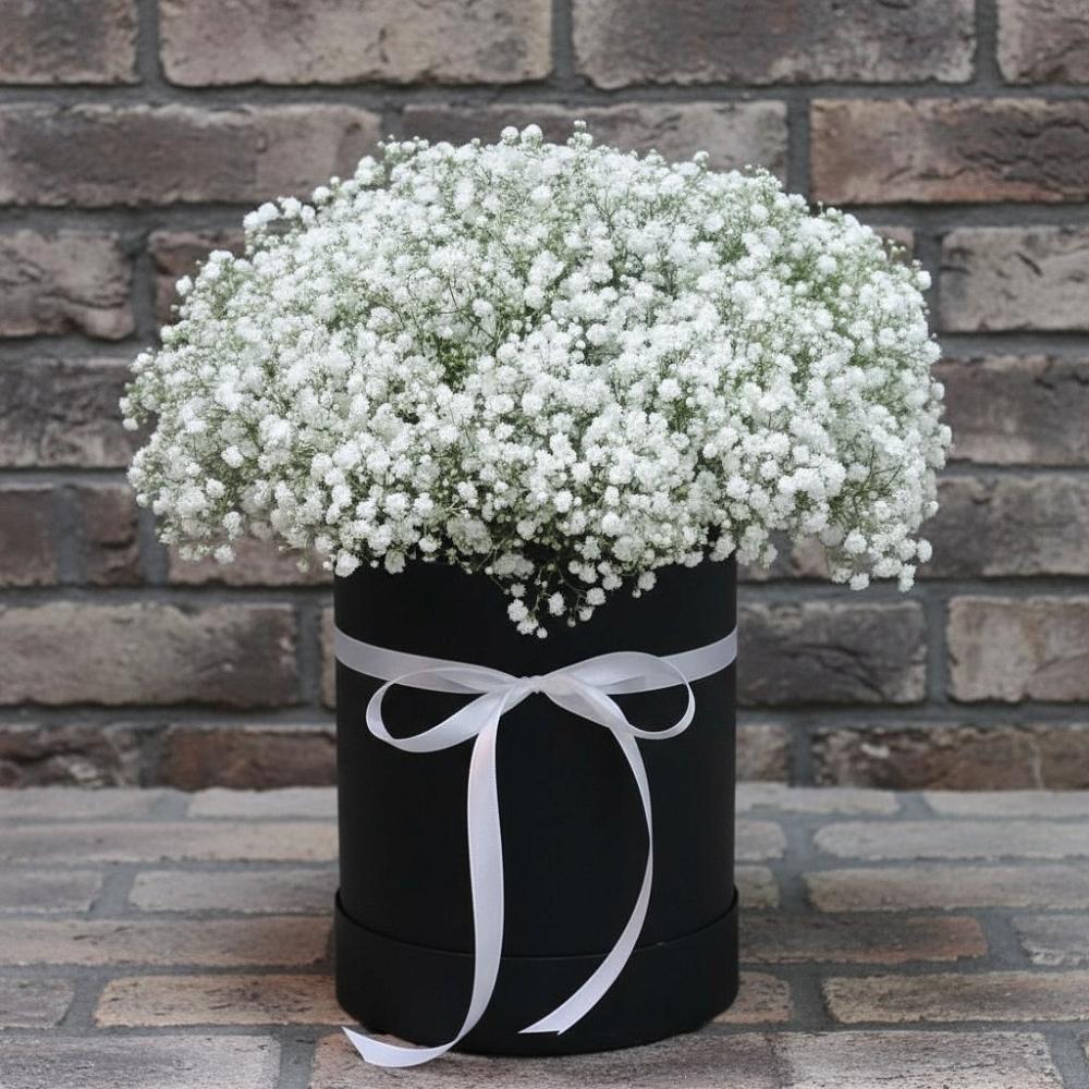 Цветочная композиция из Гипсофила в шляпной коробке в Бежецке