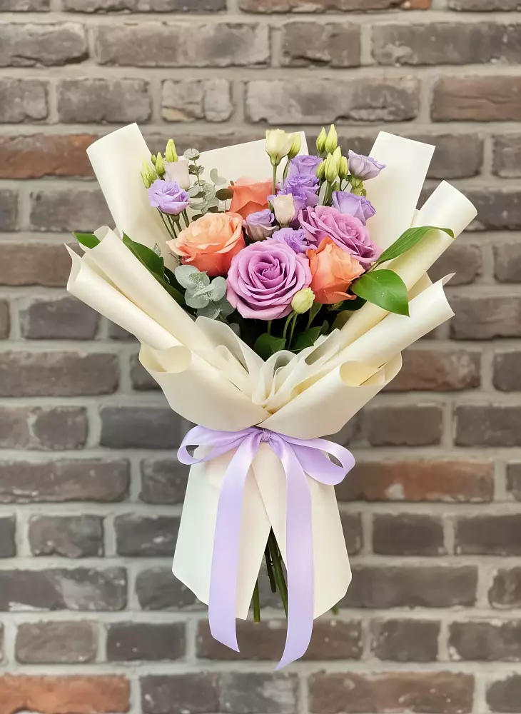 Букет цветов из: Лизиантусы и Розы в Бежецке