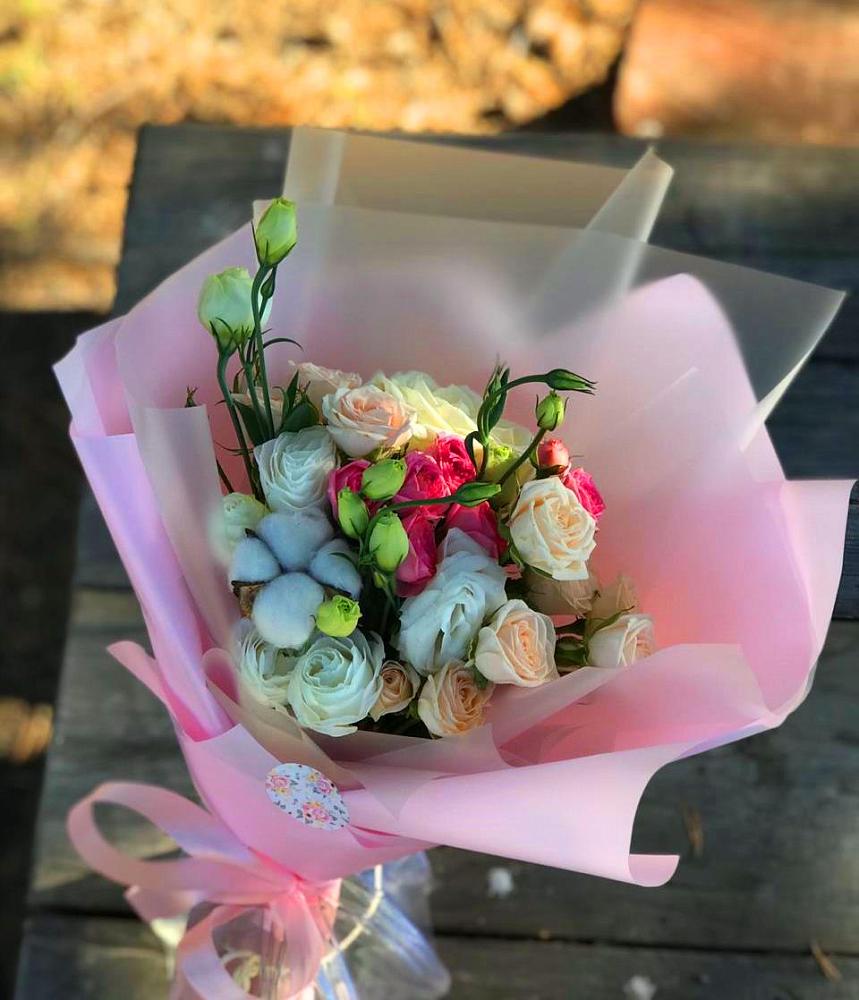 Букет цветов из: Розы и Лизиантусы в Бежецке