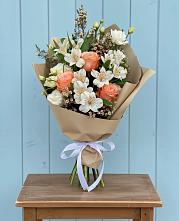 Букет цветов из:  Альстромерии, Лизиантусы, Розы и Хризантемы в Бежецке