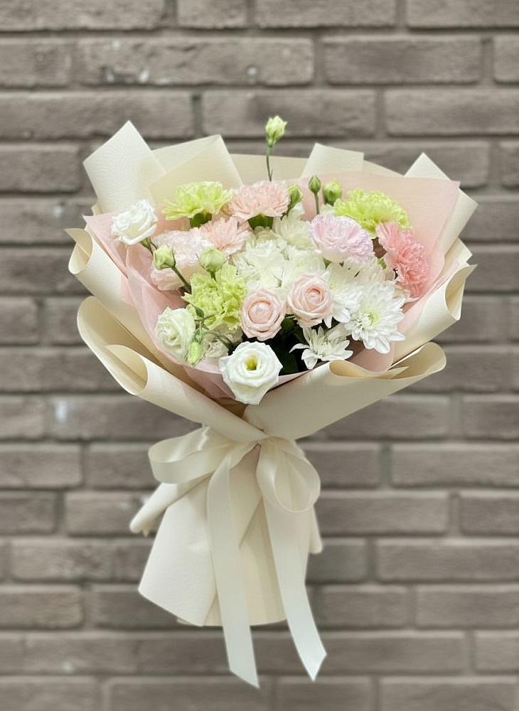 Букет цветов из: Гвоздики, Розы, Лизиантусы и Хризантемы в Бежецке