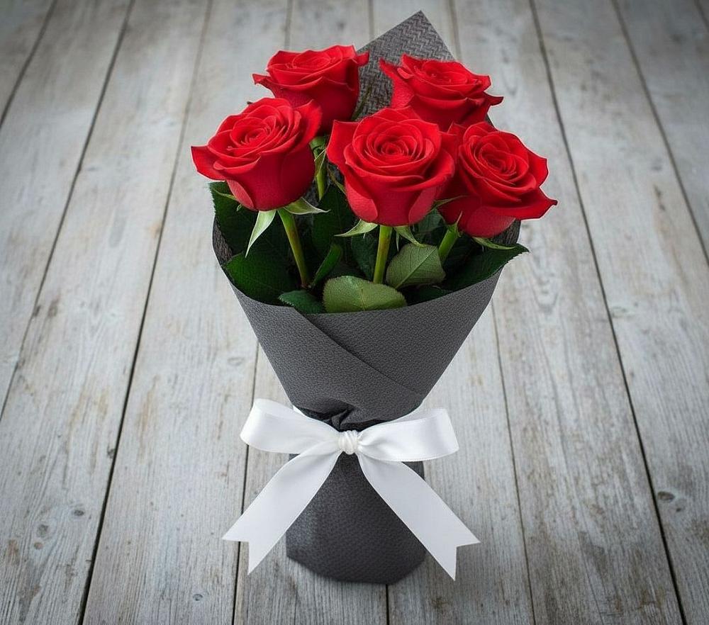 Букет 5 Красных роз Эдлесс Лав в Бежецке