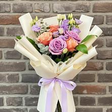 Букет цветов из:  Лизиантусы и Розы в Бежецке