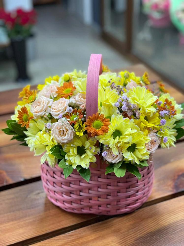 Цветочная композиция из Хризантемы и Розы в корзине в Бежецке