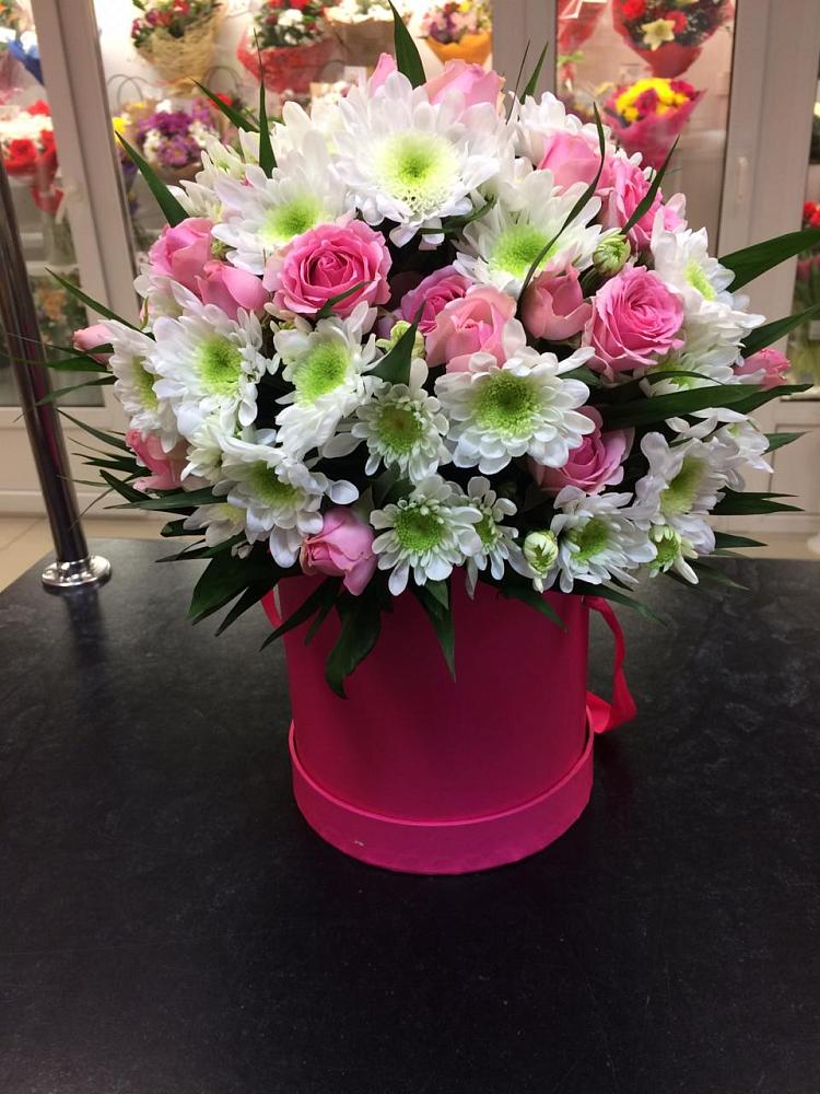 Цветочная композиция из Розы и Хризантемы в шляпной коробке в Бежецке