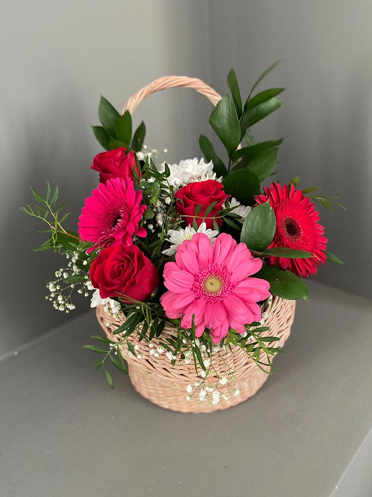 Цветочная композиция из Розы, Хризантемы и Герберы в корзине в Бежецке