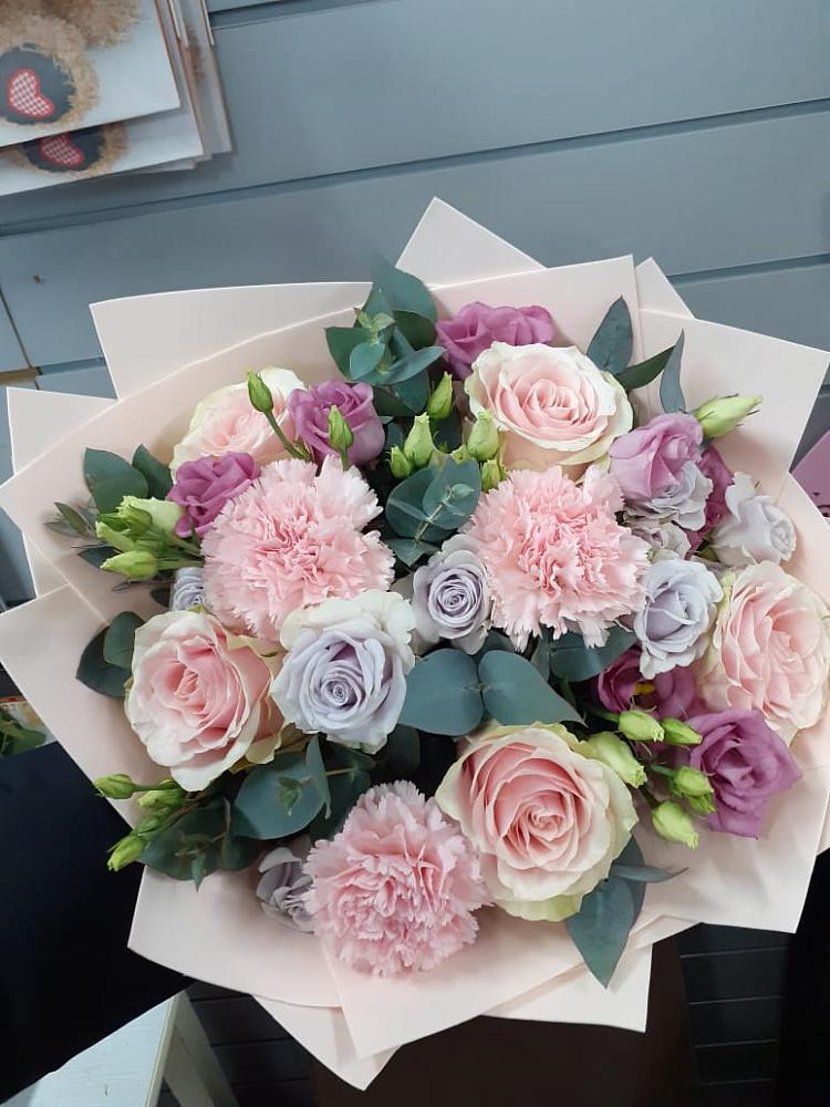 Букет цветов из: Розы, Гвоздики и Лизиантусы в Бежецке