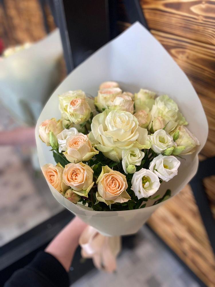 Букет цветов из: Розы и Лизиантусы в Бежецке