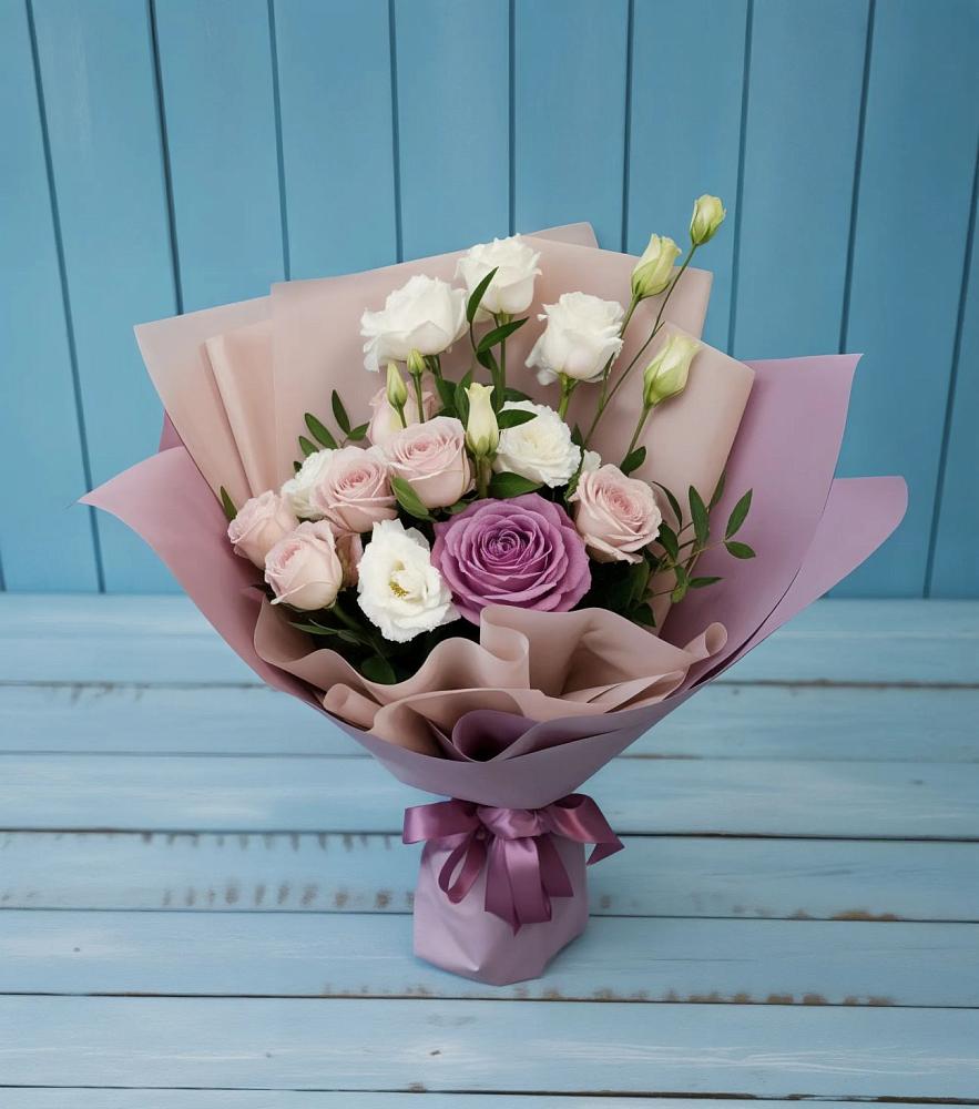 Букет цветов из: Розы и Лизиантусы в Бежецке